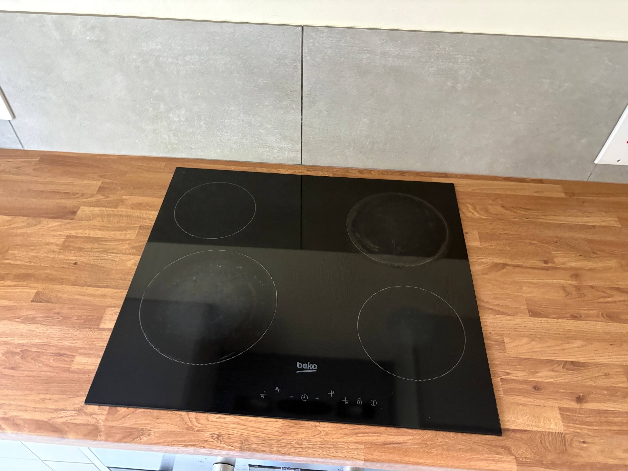 The same induction hob after cleaning, with the glass surface visibly clearer